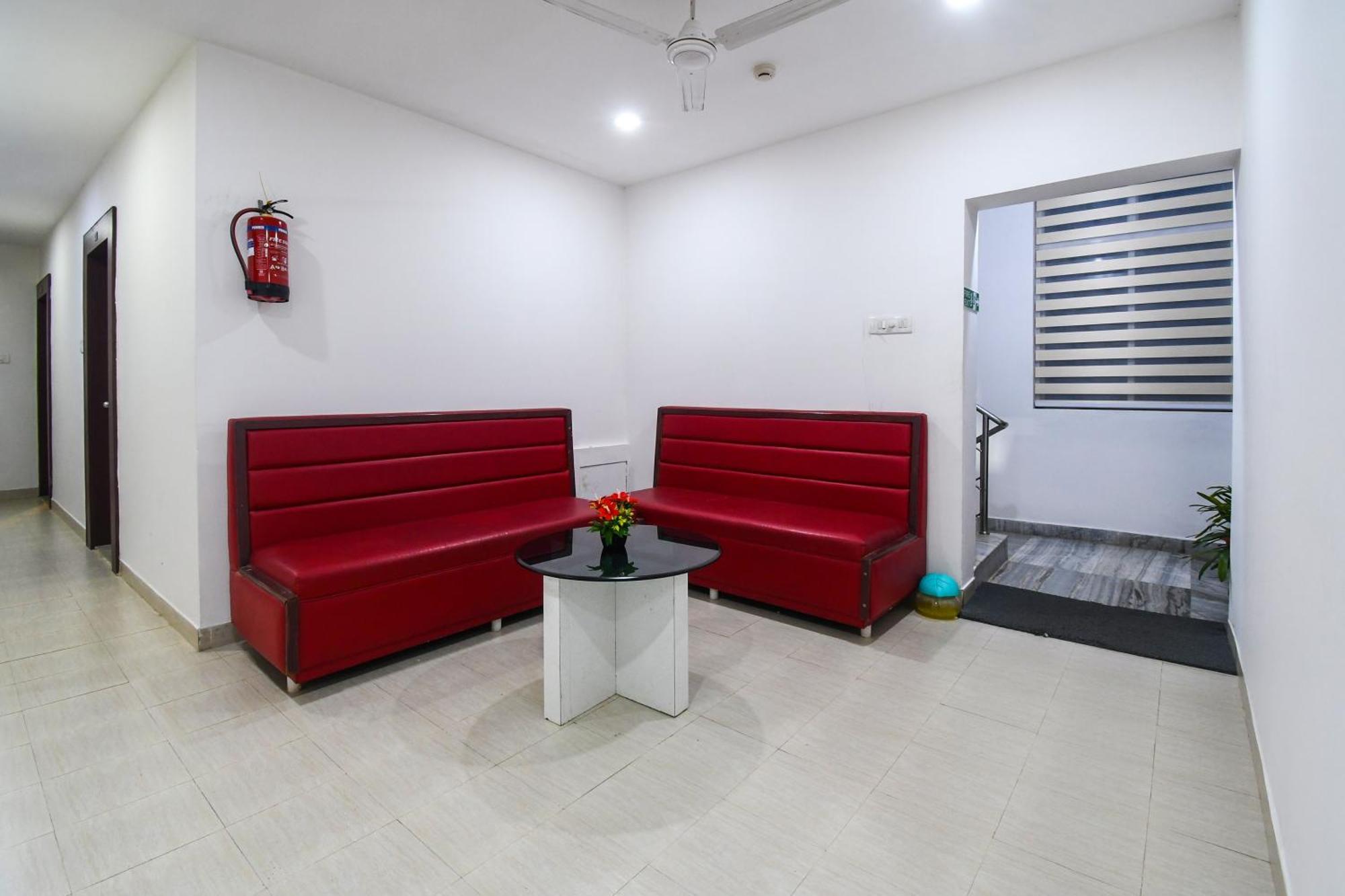 Super Townhouse Best Inn Khandagiri Екстериор снимка