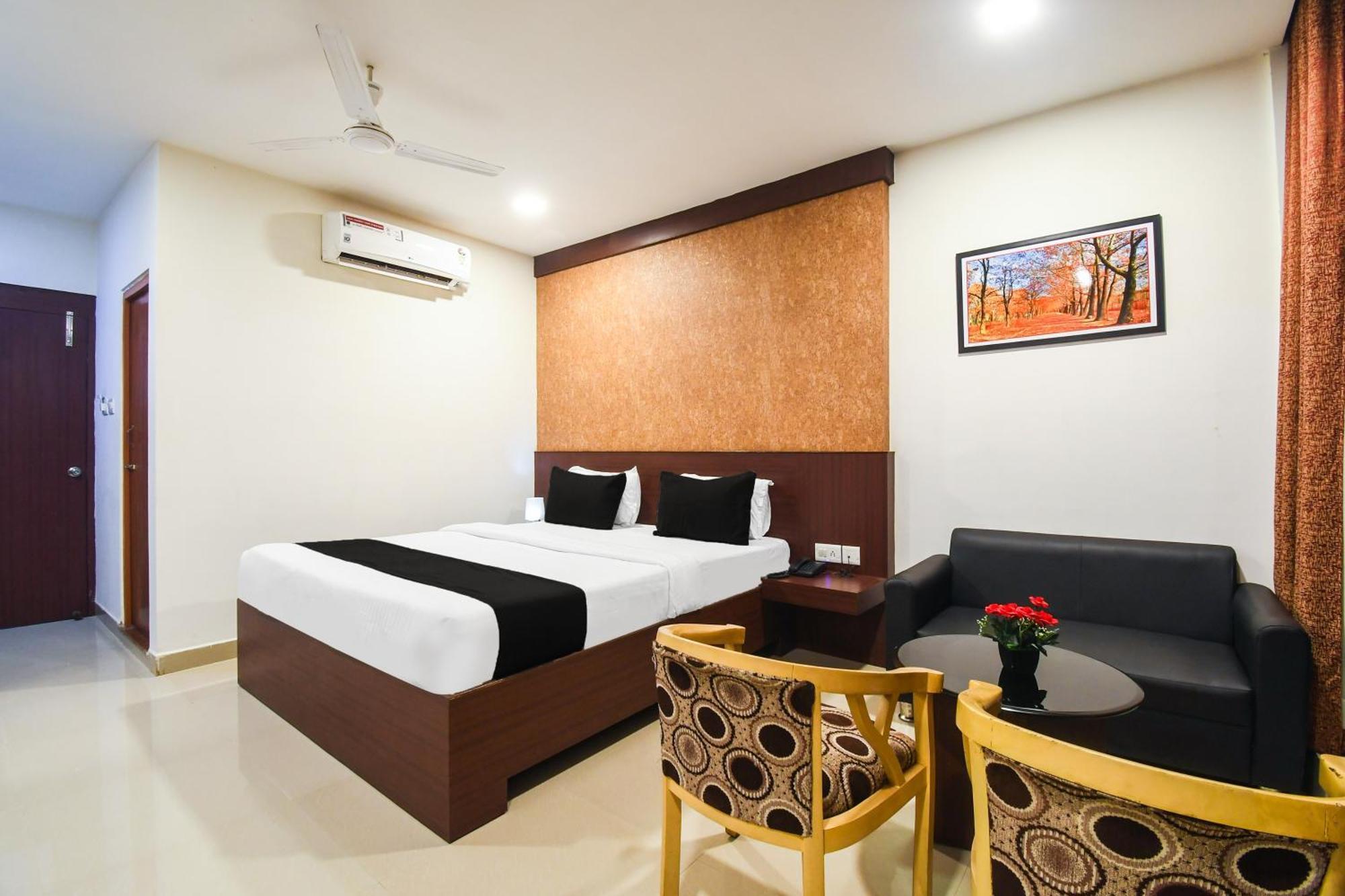 Super Townhouse Best Inn Khandagiri Екстериор снимка