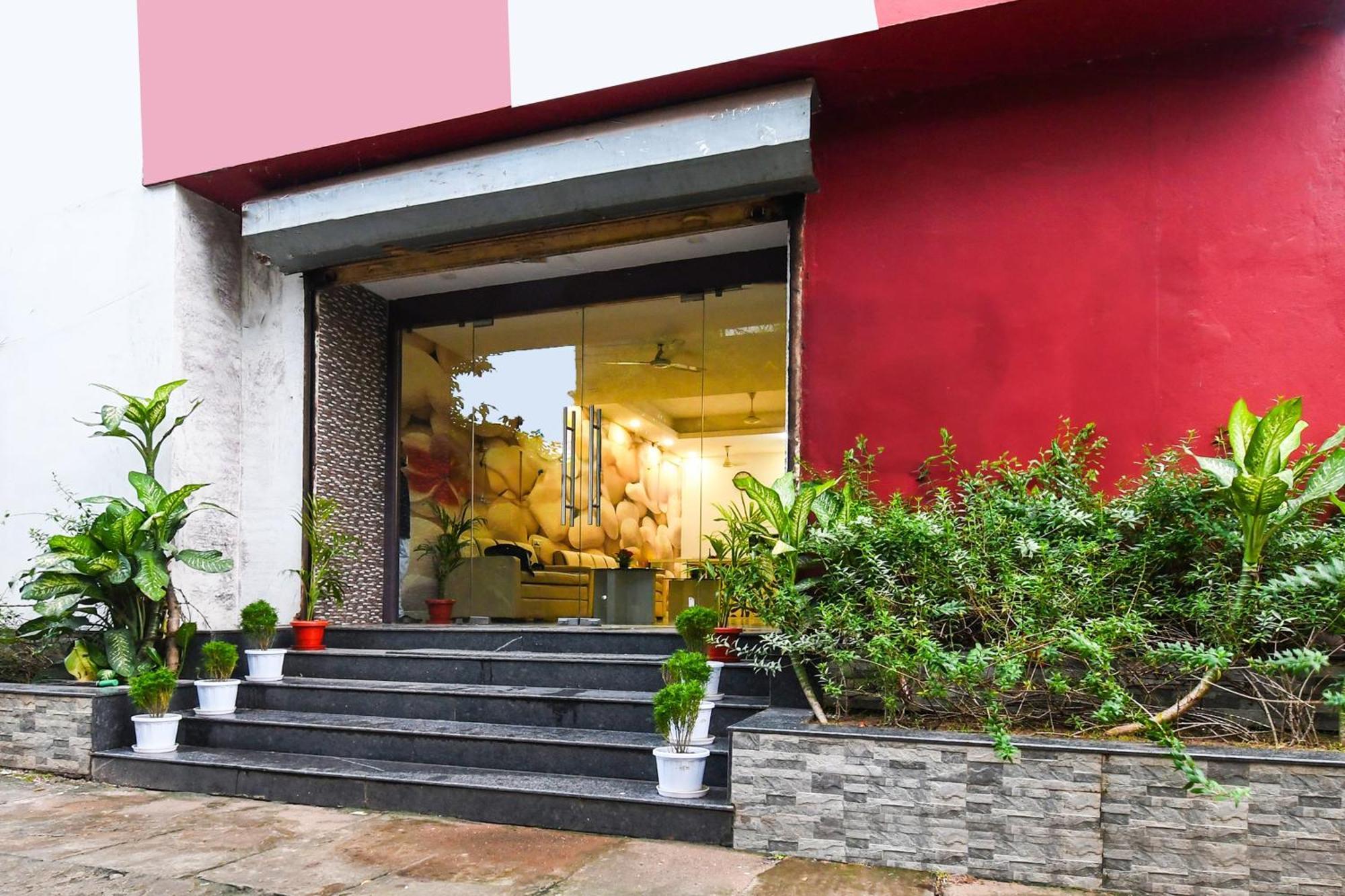 Super Townhouse Best Inn Khandagiri Екстериор снимка