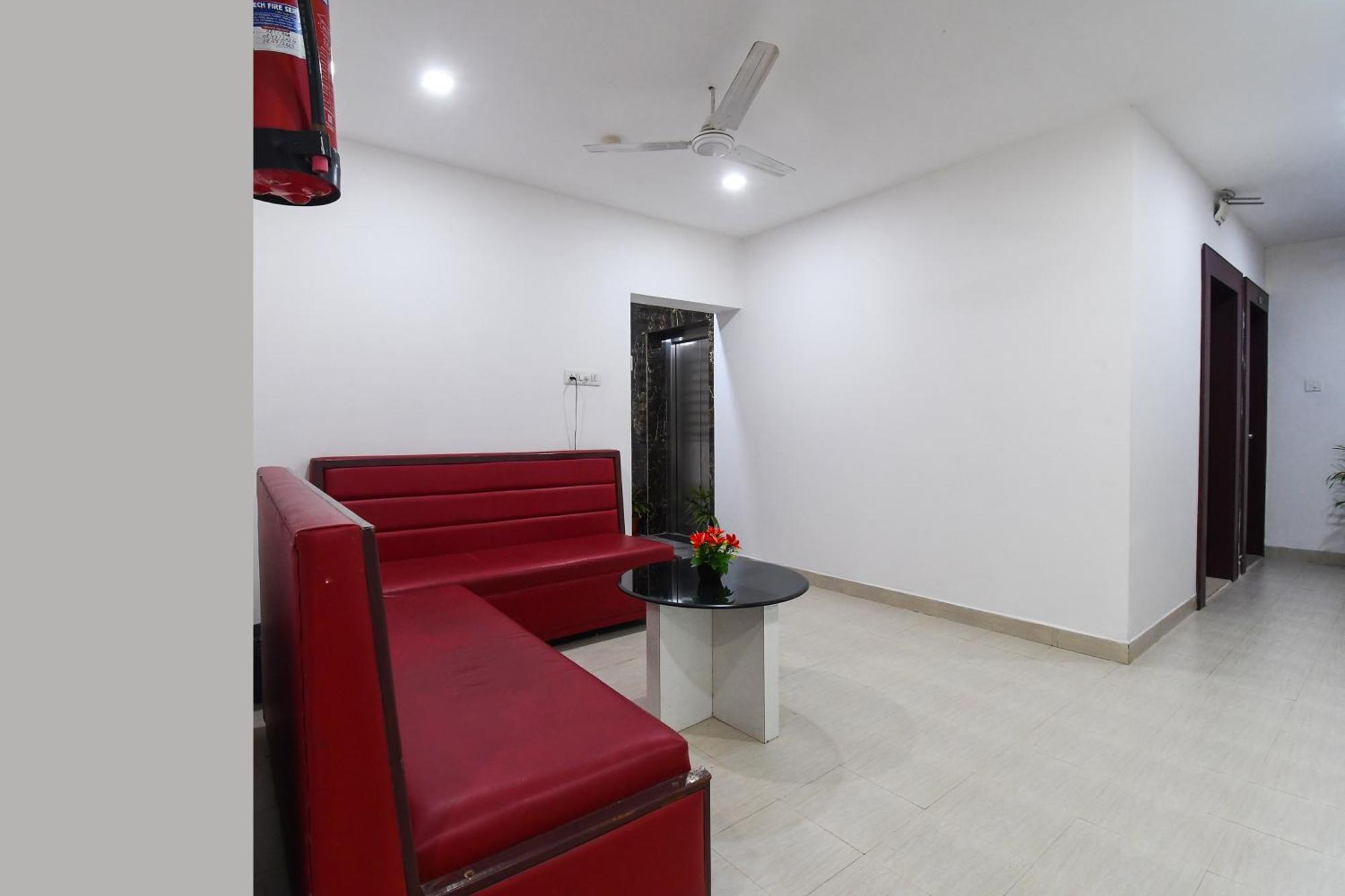 Super Townhouse Best Inn Khandagiri Екстериор снимка