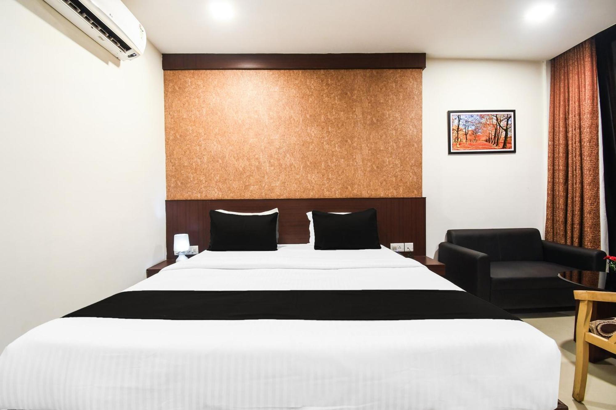 Super Townhouse Best Inn Khandagiri Екстериор снимка