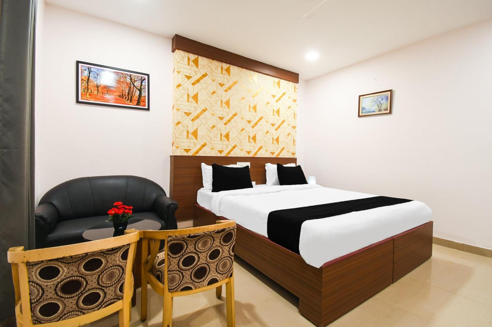 Super Townhouse Best Inn Khandagiri Екстериор снимка