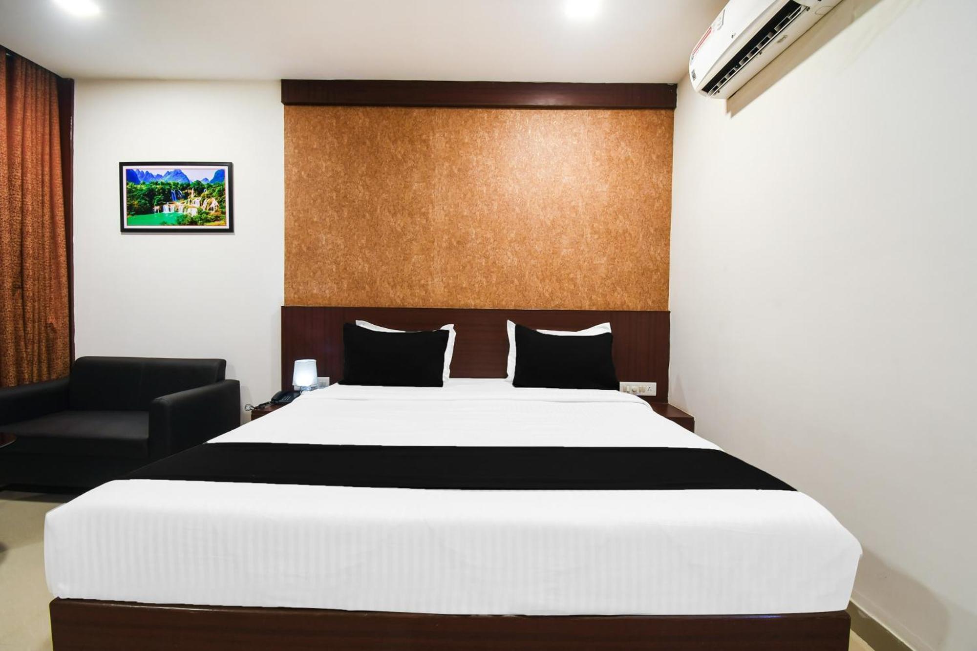 Super Townhouse Best Inn Khandagiri Екстериор снимка