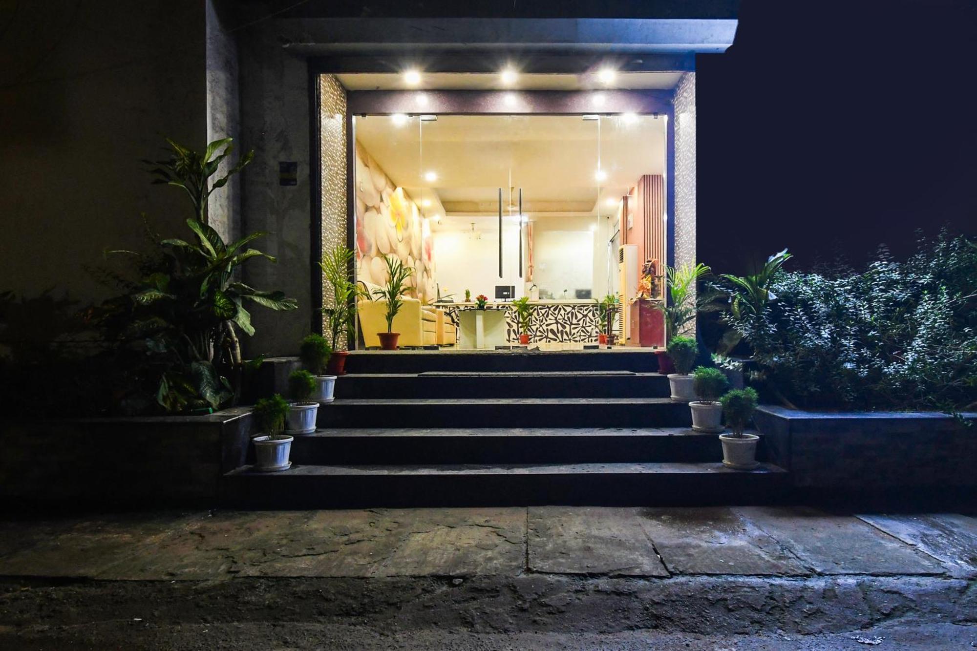 Super Townhouse Best Inn Khandagiri Екстериор снимка