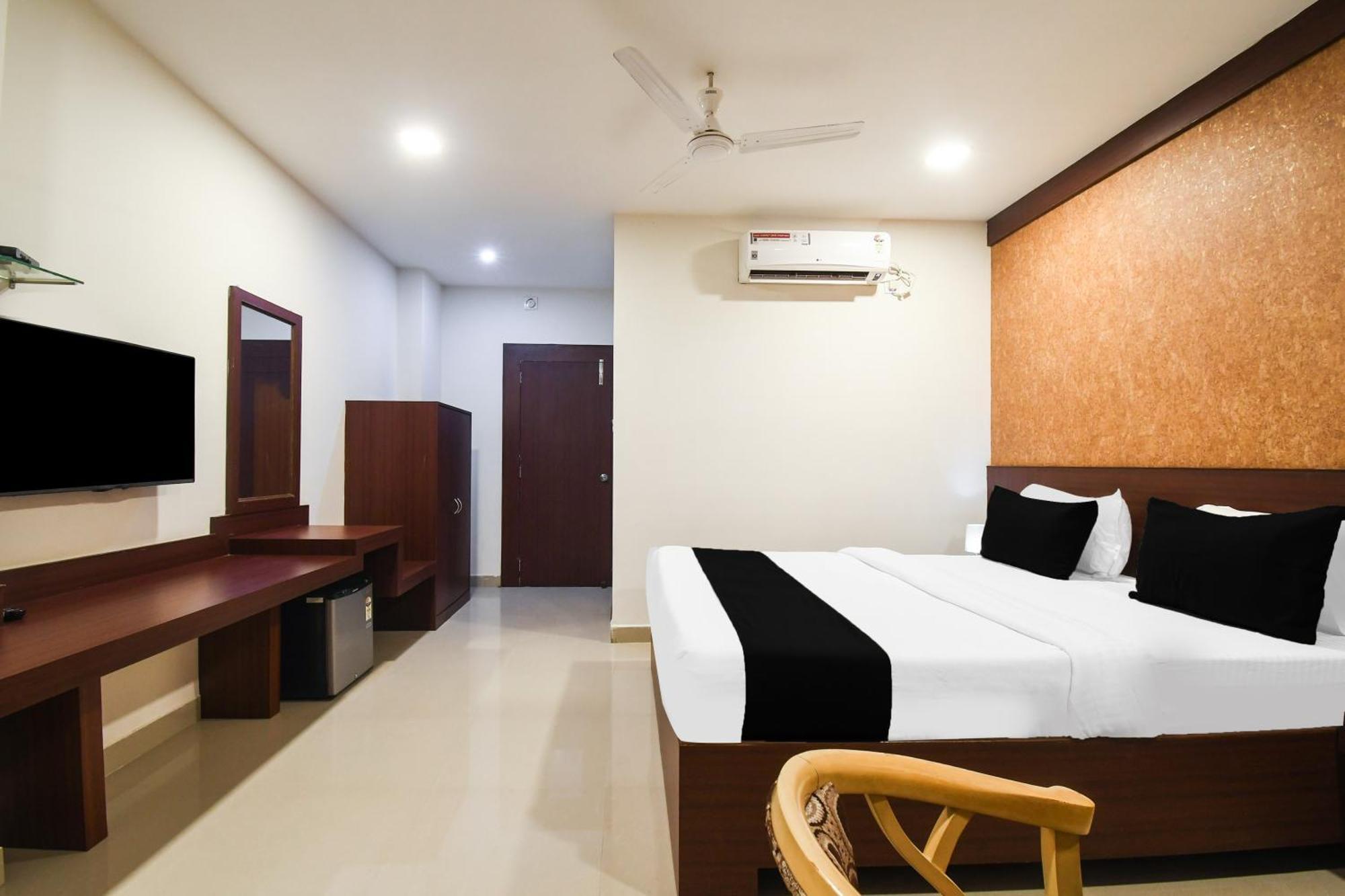 Super Townhouse Best Inn Khandagiri Екстериор снимка