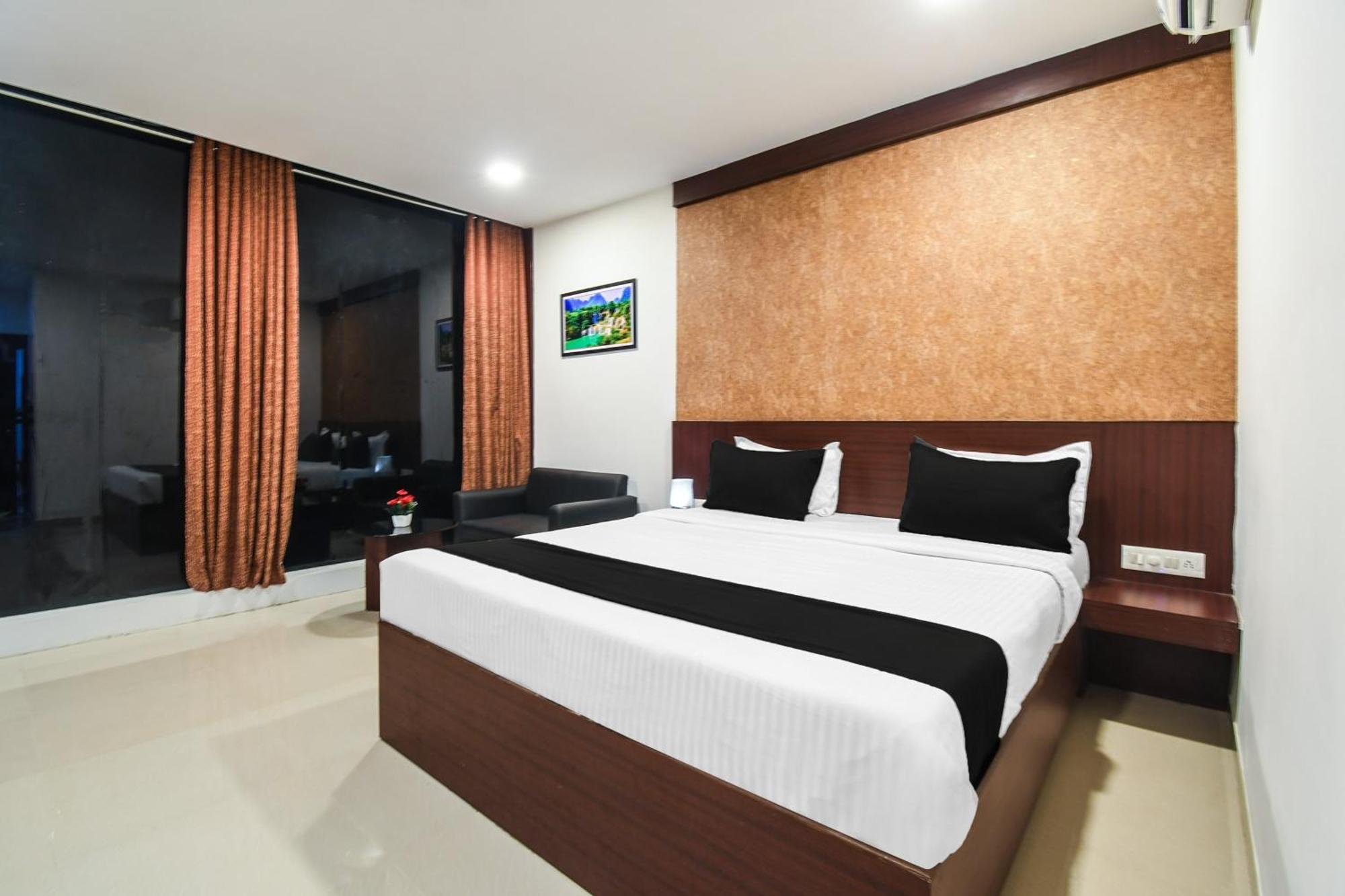 Super Townhouse Best Inn Khandagiri Екстериор снимка