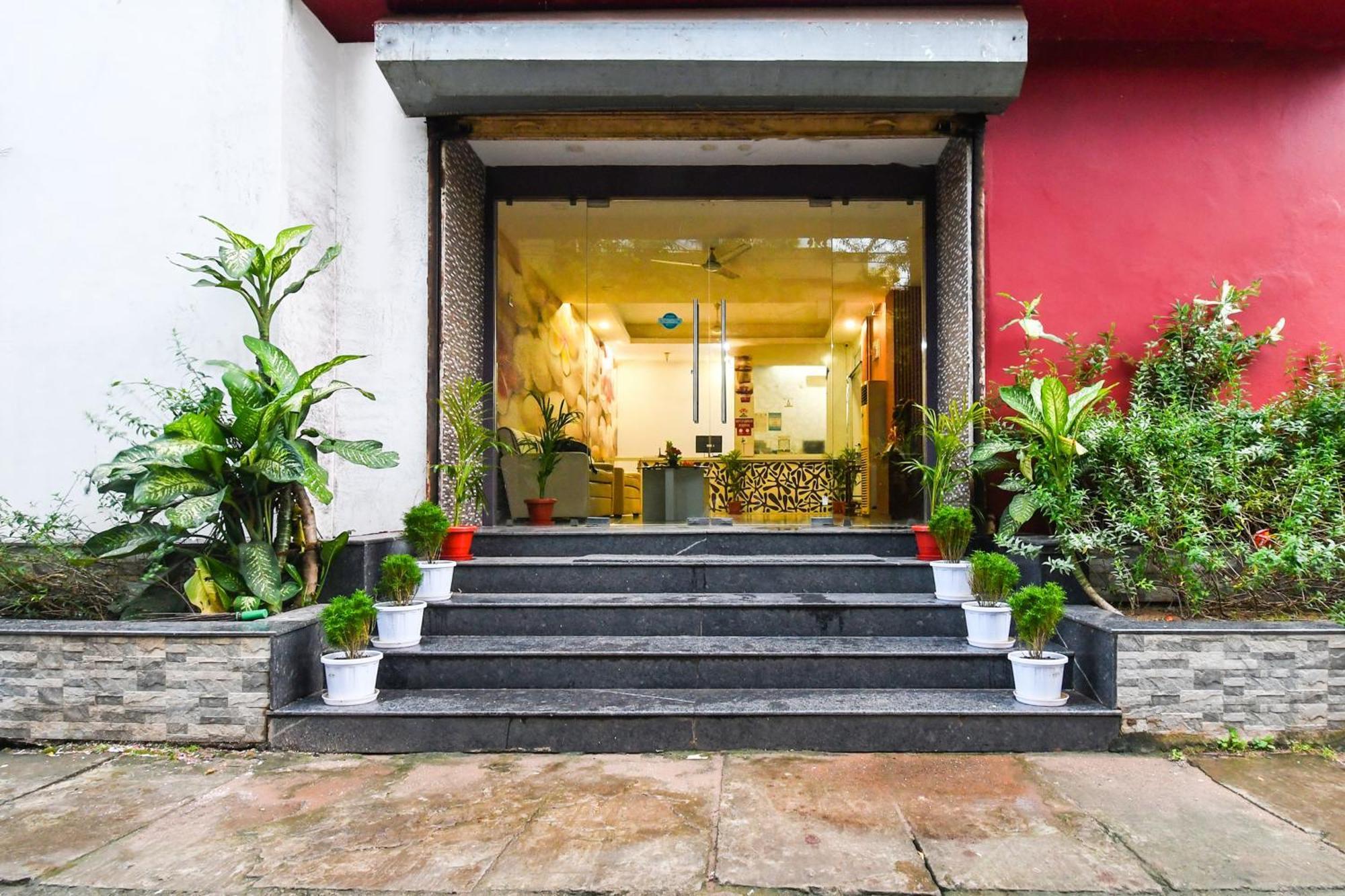 Super Townhouse Best Inn Khandagiri Екстериор снимка