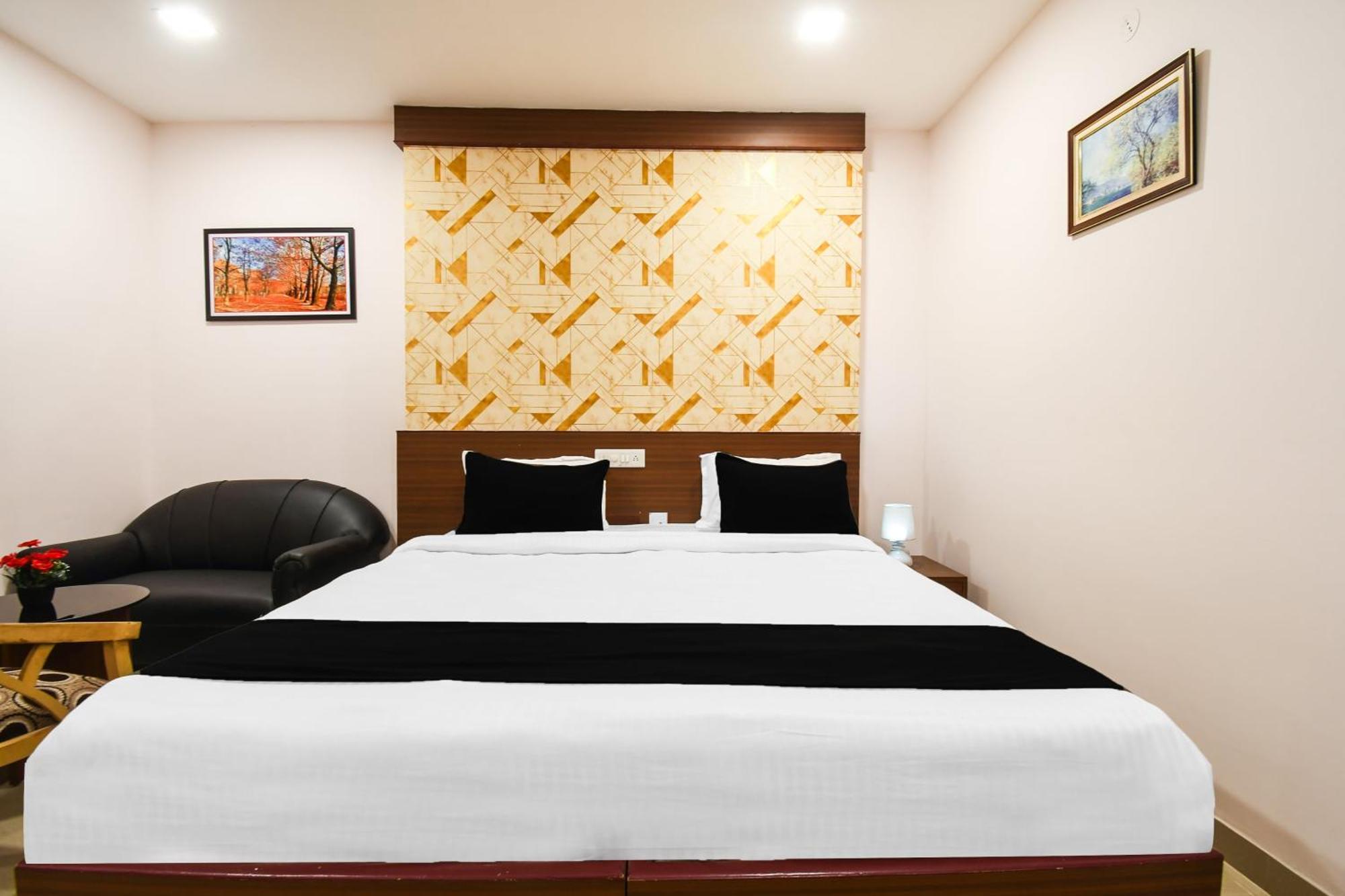 Super Townhouse Best Inn Khandagiri Екстериор снимка