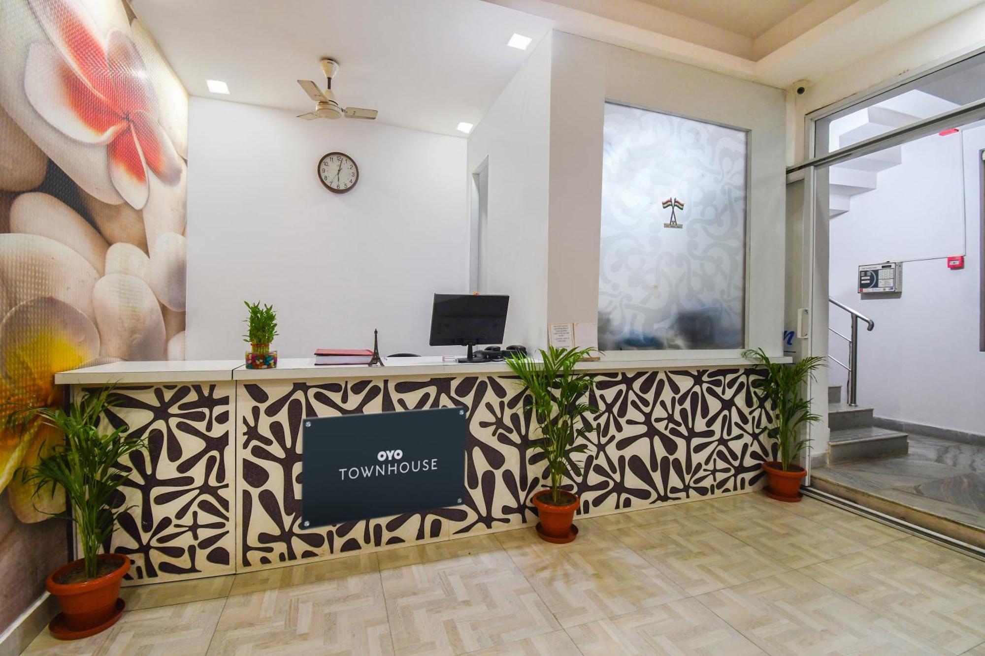 Super Townhouse Best Inn Khandagiri Екстериор снимка