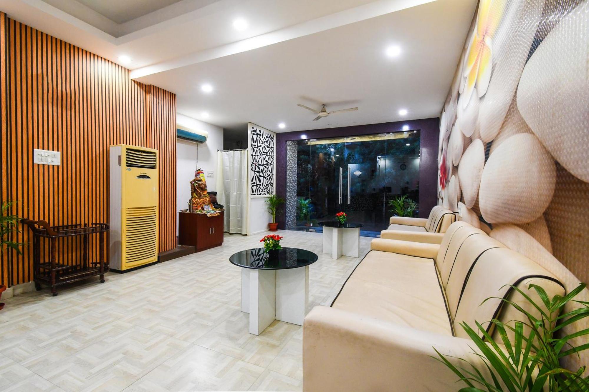 Super Townhouse Best Inn Khandagiri Екстериор снимка